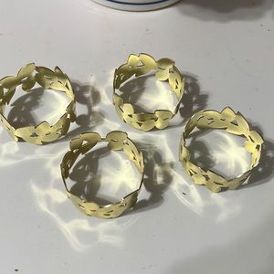 Gold napkin rings A001